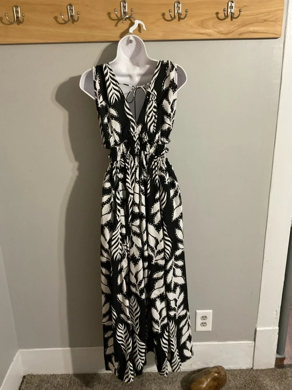 NWT Indulge in Style Black & White Leaf-Print V-Neck Maxi Dress Medium - Picture 3 of 8